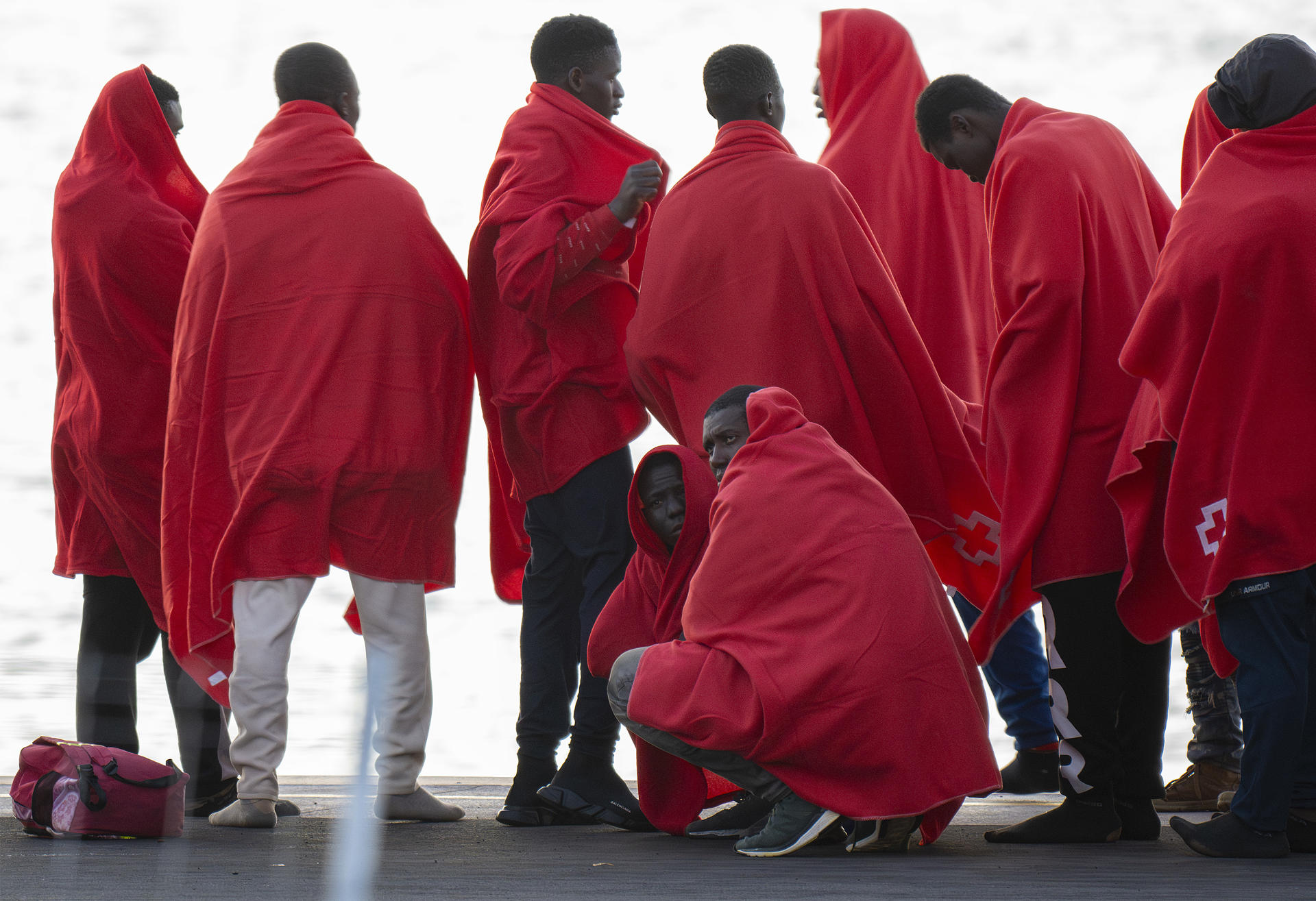 Imagen de archivo de un grupo de inmigrantes rescatados de tres embarcaciones en aguas cercanas a Lanzarote. EFE/Adriel Perdomo/Archivo