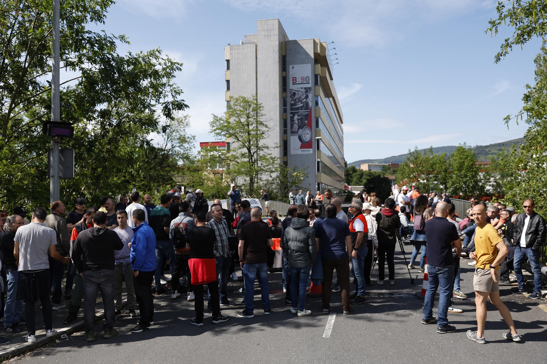 Los trabajadores de la planta de Bridgestone en Basauri (Bizkaia) han celebrado este lunes a una nueva jornada de huelga mientras la dirección y los sindicatos mantienen una nueva reunión para tratar sobre el ERE de extinción de contratos anunciado por la empresa. EFE/ Miguel Toña