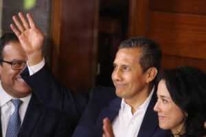 El expresidente peruano Ollanta Humala (c) y su esposa, Nadine Heredia (d), en una foto de archivo. EFE/Ernesto Arias