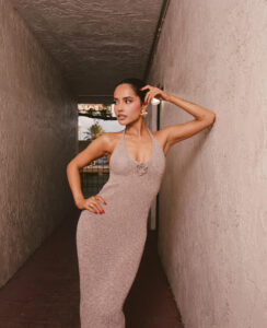 Fotografía cedida por Monica Zulema donde aparece la cantante estadounidense Becky G en un retrato promocional del sencillo 'Que Haces'. En plena exploración de nuevas facetas musicales y personales, Becky G se prepara para compartir con el mundo un capítulo íntimo de su vida a través de un documental que estrenará en el Festival de Tribeca y que mostrará su parte "vulnerable", cuenta en entrevista con EFE. EFE/Monica Zulema