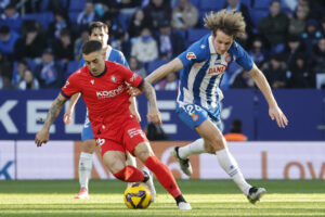 El defensa de Osasuna Rubén Peña y el centrocampista del Espanyol Alex Kral, durante el partido de la jornada 17 LaLiga de fútbol, en el RCDE Stadium, en Cornellà de Llobregat (Barcelona)  en foto de archivo de Andreu Dalmau. EFE