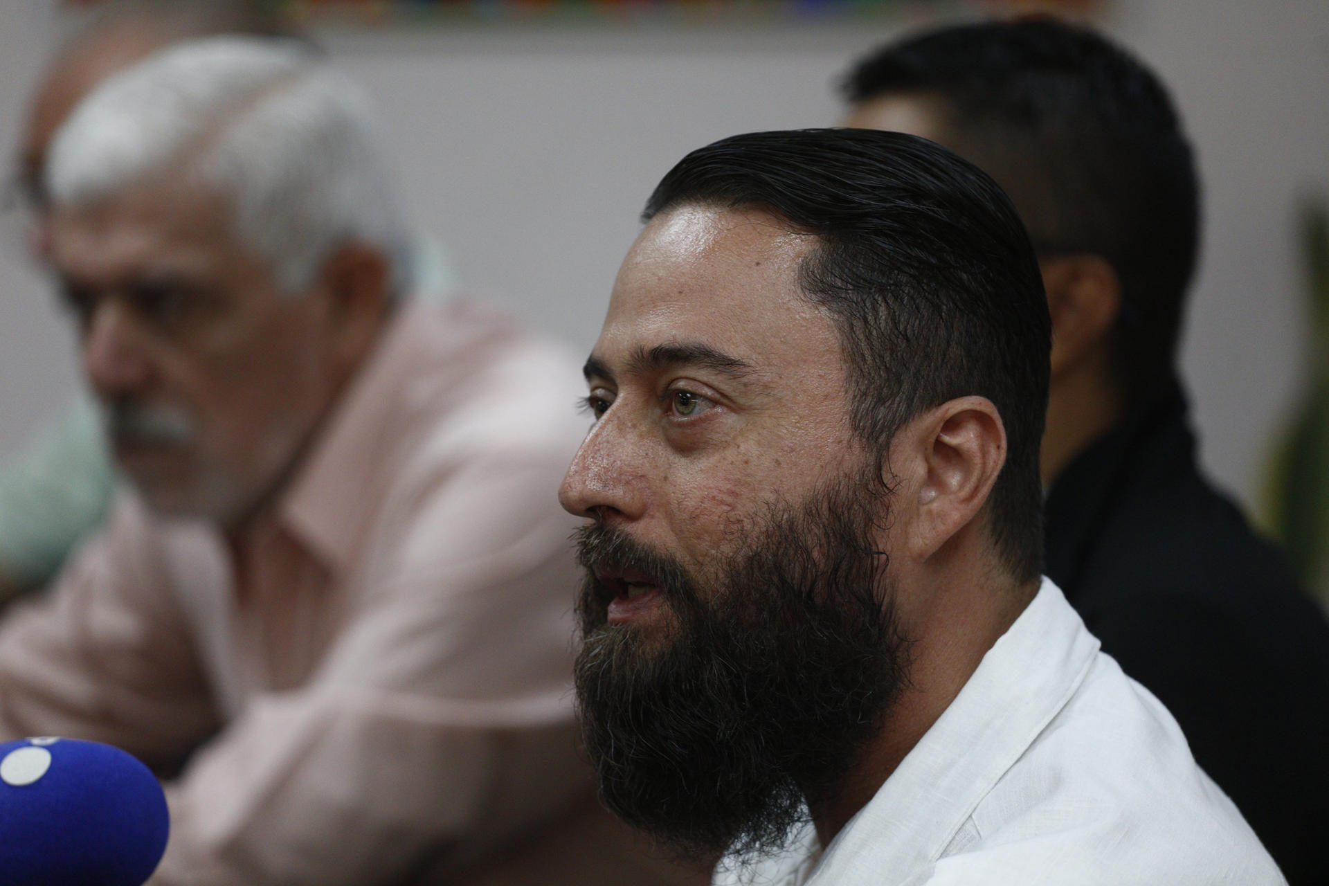 Alejandro Díaz, abogado de la organización de derechos humanos Tutela Legal 'María Julia Hernández, habla durante una rueda de prensa este 29 de mayo de 2025, en San Salvador (El Salvador). EFE/ Rodrigo Sura