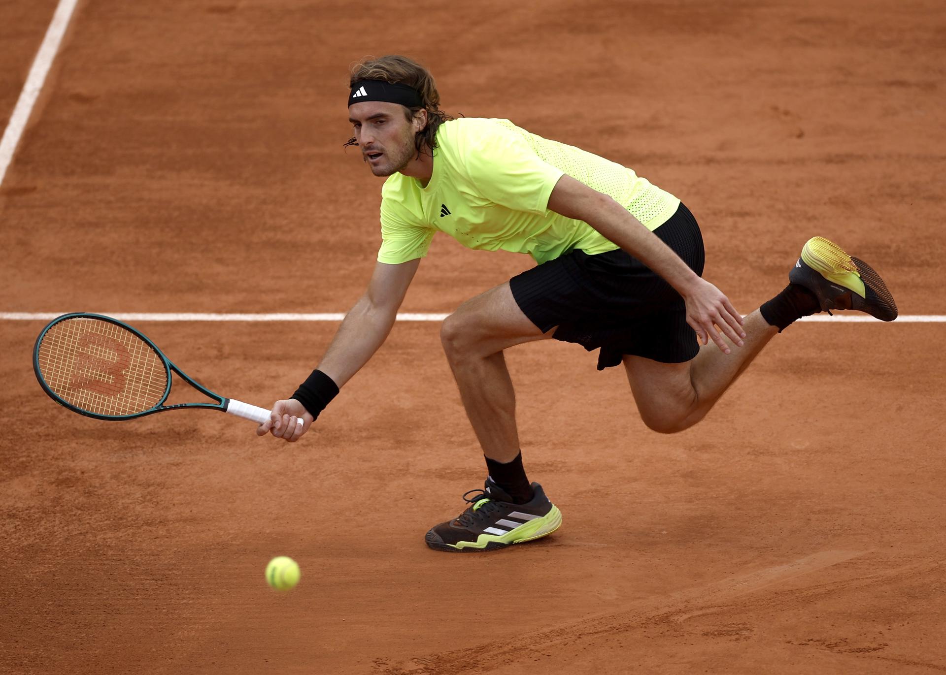 El griego Stefanos Tsitsipas en acción este miércoles frente al italiano Matteo Gigante durante la segunda ronda del Abierto de Francia, París. EFE/EPA/YOAN VALAT