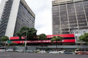 Fotografía de archivo de un edificio de la empresa Petróleos de Venezuela Sociedad Anónima (Pdvsa), en Caracas (Venezuela). EFE/ Ronald Peña