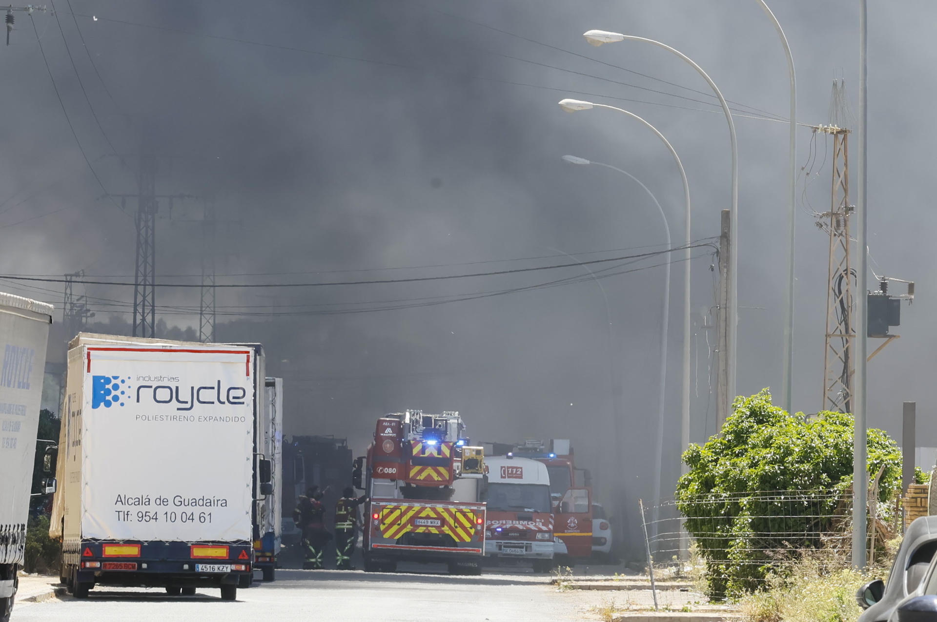 La Junta de Andalucía ha activado la fase de emergencia, situación operativa 1, del Plan Territorial de Emergencias de Protección Civil en Andalucía ante la posible evolución del humo generado en el incendio de una nave industrial en Alcalá de Guadaíra (Sevilla). EFE/José Manuel Vidal