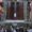 La pantalla gigante transmite imágenes del cierre de la puerta de la Capilla Sixtina, al inicio del cónclave para elegir al nuevo Papa, en la Plaza de San Pedro del Vaticano, este miércoles. Las medidas de seguridad en la Ciudad del Vaticano han incluido el blindaje de la red móvil y de datos en toda la Ciudad Estado, para evitar que los cardenales electores entren en contacto con el exterior y, por lo tanto, garantizar que no haya influencia en el voto..
EFE/ Angelo Carconi
