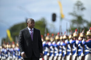 El presidente de Angola, João Lourenço, camina adelante de soldados de las tropas de honor durante su llegada para una visita de Estado este viernes, en el Palacio del Planalto en Brasilia (Brasil). EFE/Andre Borges