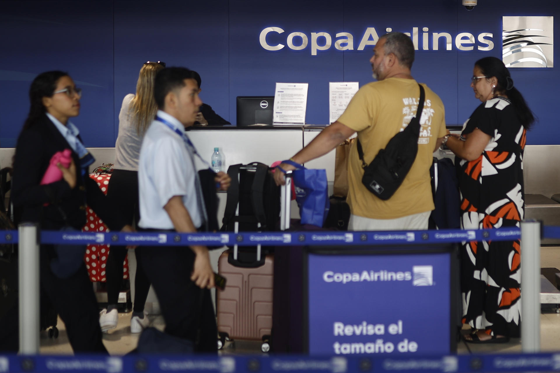 Personas esperan este martes, en el Aeropuerto Internacional de Tocumen en Ciudad de Panamá (Panamá). EFE/ Bienvenido Velasco