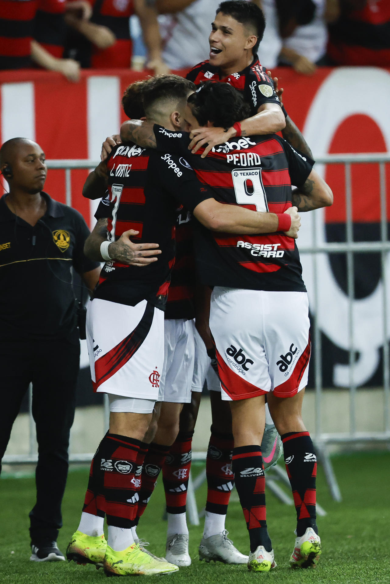Jugadores de Flamengo celebran un gol ante Deportivo Táchira por la Copa Libertadores en el estadio Maracaná. EFE/ Andre Coelho
