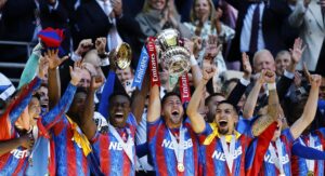 Los jugadores del Crystal Palace levangtan el trofeo tras el partido de la FA Cup que han jugado Crystal Palace y Manchester City, en Londres, Reino Unido. EFE/EPA/TOLGA AKMEN