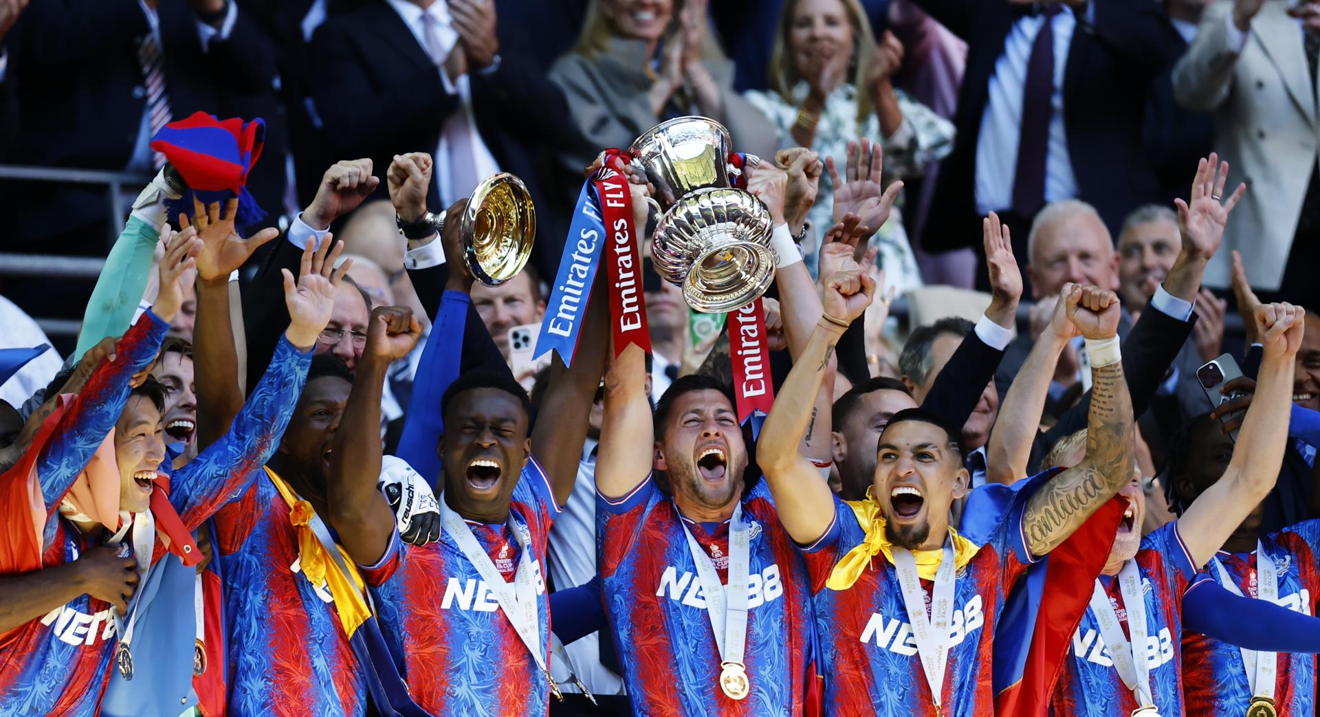Los jugadores del Crystal Palace levangtan el trofeo tras el partido de la FA Cup que han jugado Crystal Palace y Manchester City, en Londres, Reino Unido. EFE/EPA/TOLGA AKMEN
