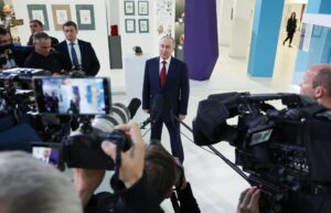 Fotografía cedida del presidente ruso, Vladímir Putin, hace una declaración a los medios de comunicación tras una llamada telefónica con el presidente estadounidense Donald Trump, en la región de Krasnodar, Rusia, el 19 de mayo de 2025. EFE/EVYACHESLAV PROKOFYEV/SPUTNIK