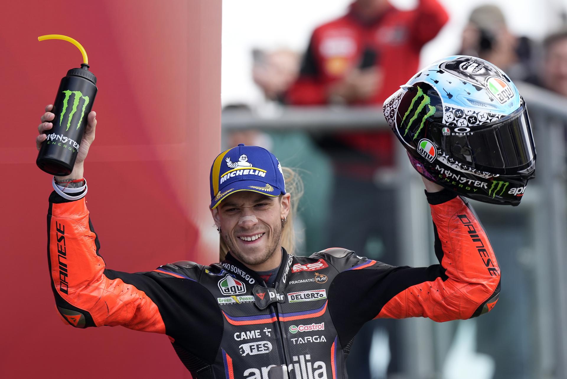 El italiano Marco Bezzcchi (Aprilia) celebra la victoria en el Reino Unido. EFE/EPA/TIM KEETON