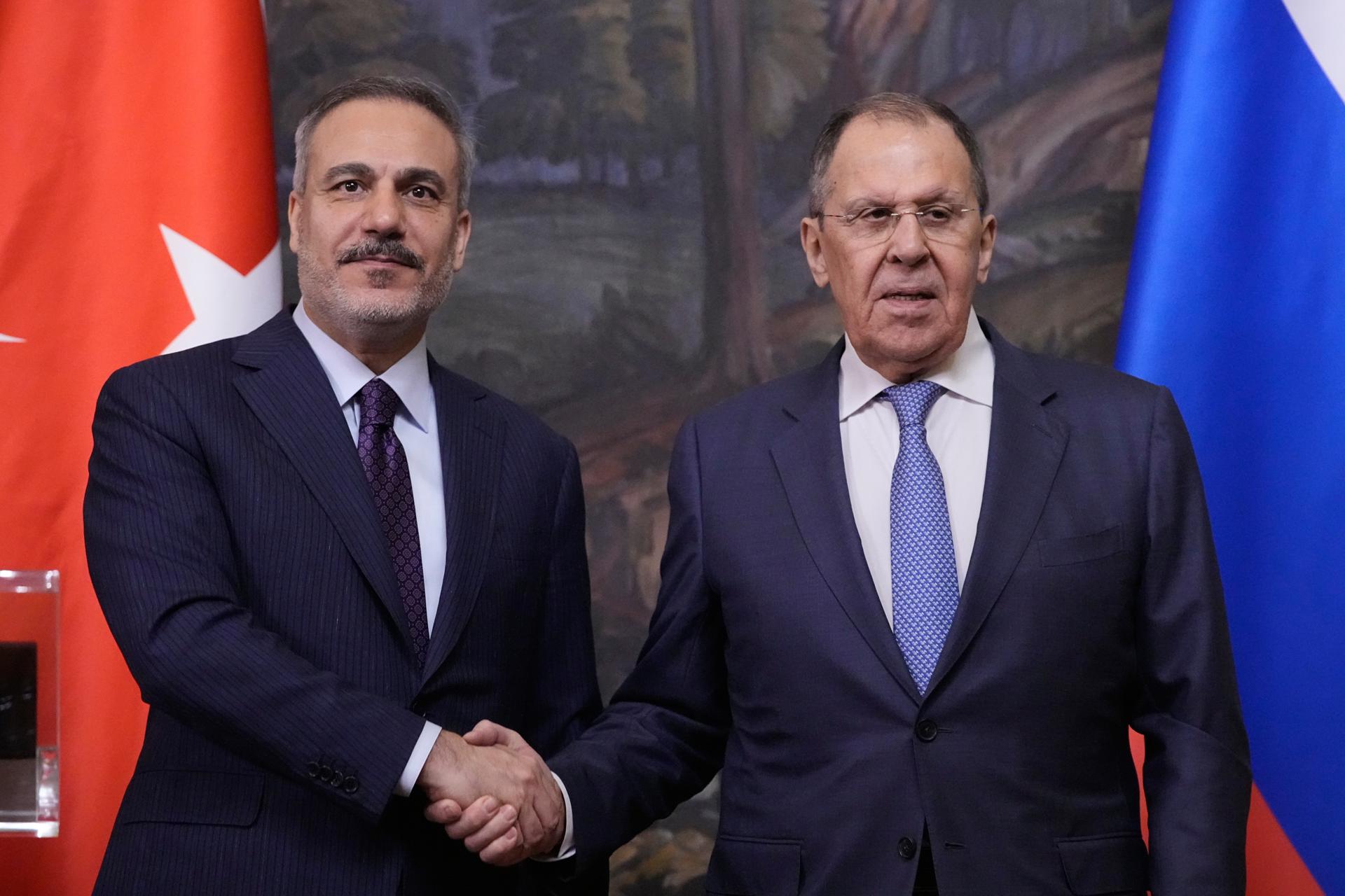 El ministro de Asuntos Exteriores ruso, Serguéi Lavrov (d), y el ministro de Asuntos Exteriores turco, Hakan Fidan, se dan la mano durante su reunión en Moscú, el 27 de mayo de 2025. EFE/EPA/PAVEL BEDNYAKOV / POOL