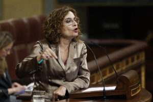 La vicepresidenta primera  y ministra de Hacienda, María Jesús Montero, interviene durante el pleno del Congreso de los Diputados, este miércoles. EFE/ Chema Moya