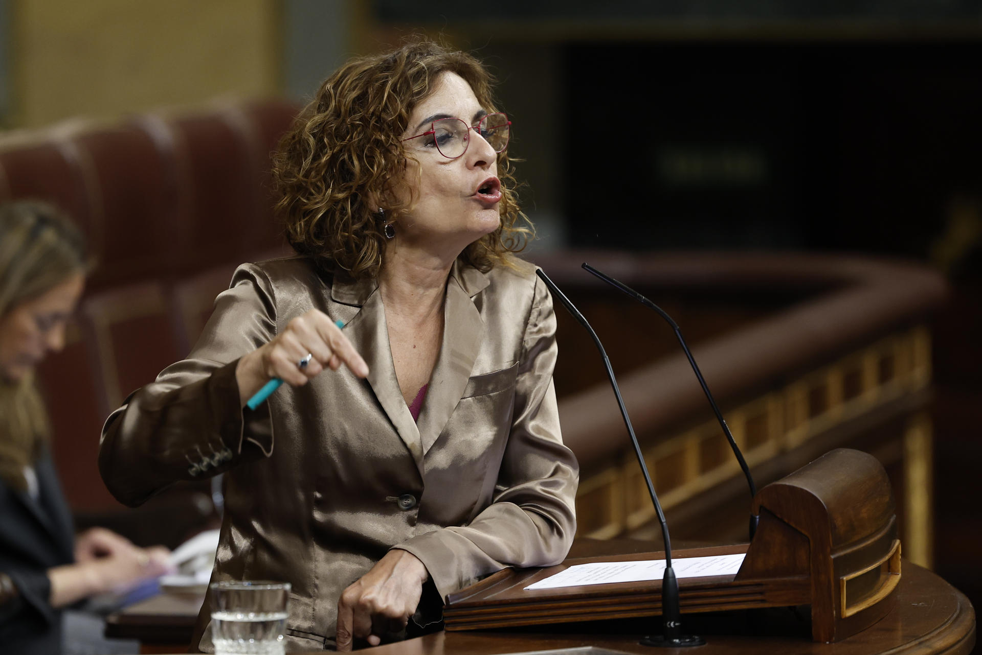 La vicepresidenta primera  y ministra de Hacienda, María Jesús Montero, interviene durante el pleno del Congreso de los Diputados, este miércoles. EFE/ Chema Moya