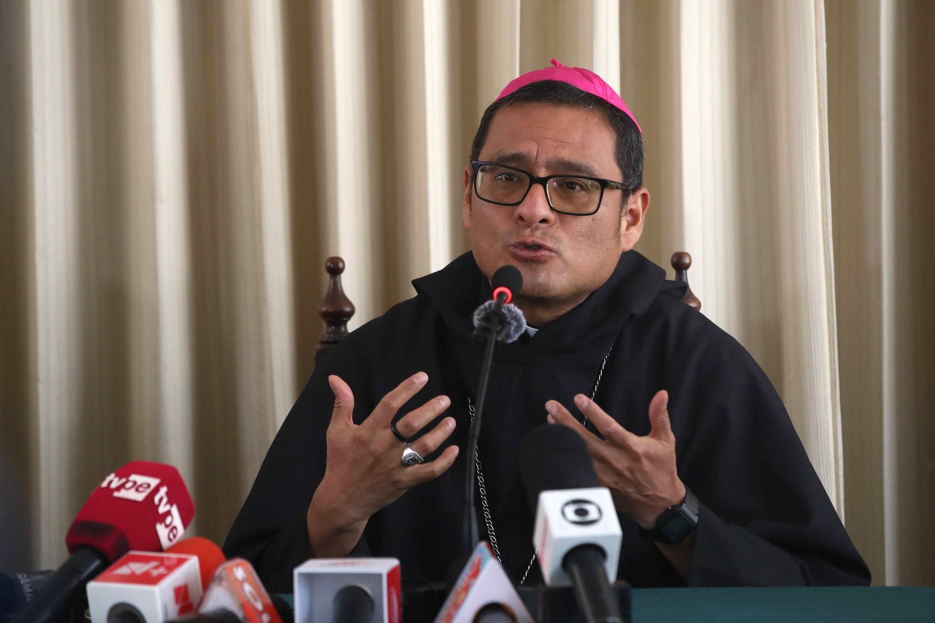 El obispo de Chiclayo, monseñor Edinson Farfán Córdova, al hablar este viernes, 9 de mayo, durante una rueda de prensa acerca del nombramiento del papa León XIV, en Chiclayo (Perú). EFE/Paolo Aguilar