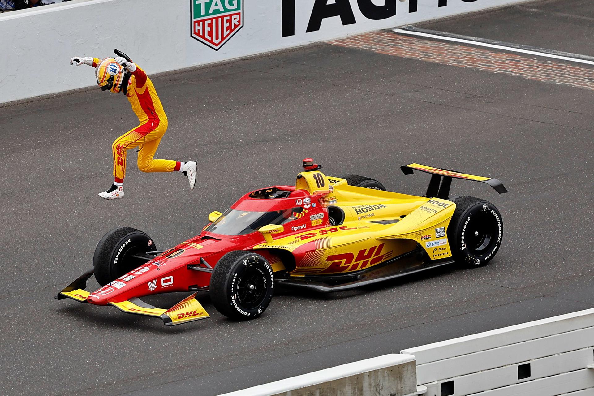 Fotografía cedida por IndyCar del piloto español Álex Palou celebrando tras ganar las 500 Millas de Indianápolis. EFE/Paul Hurley/IndyCar