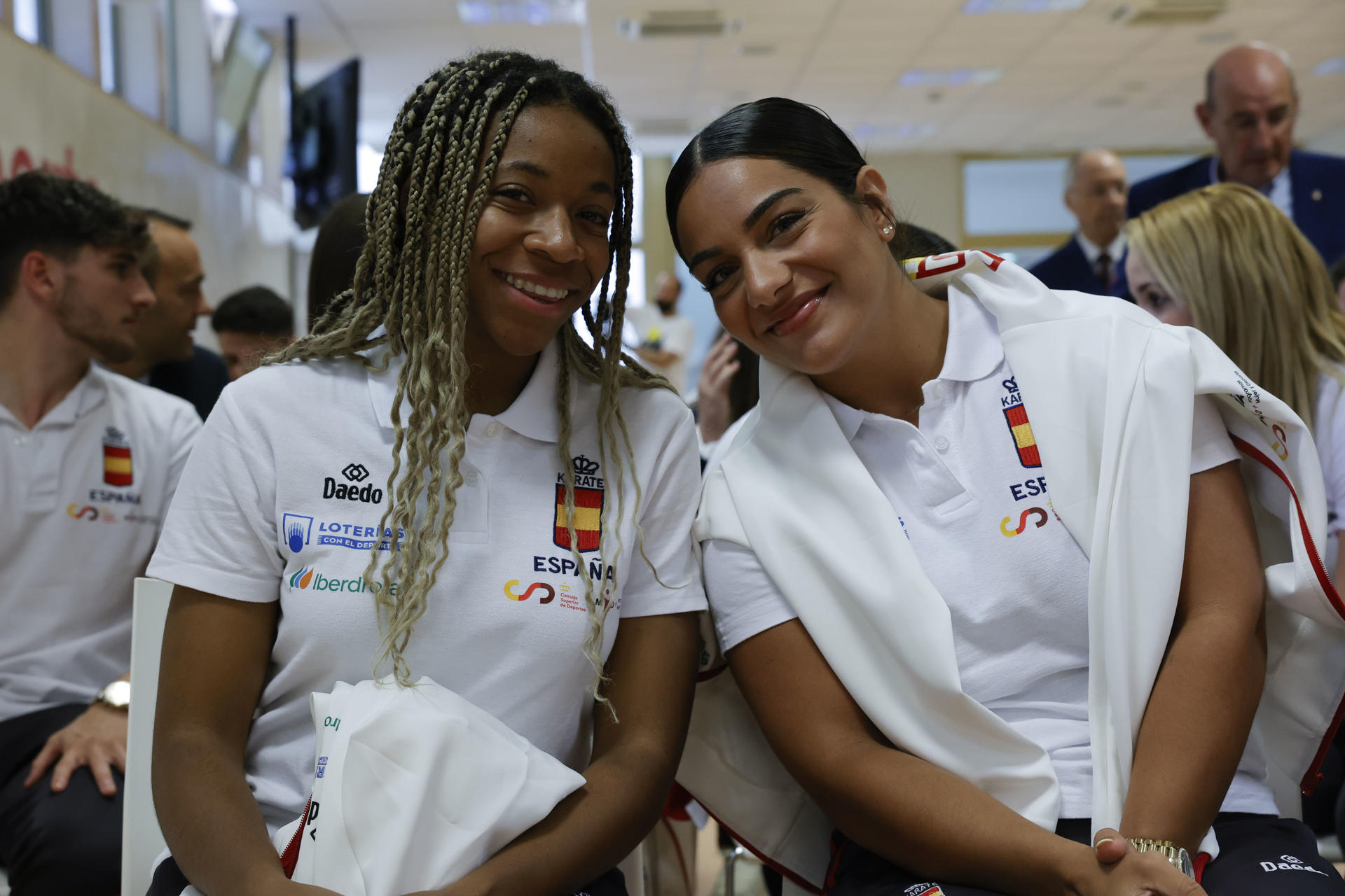 Las karatecas Isabel Nieto (i) y María Torres (d). EFE/ Zipi