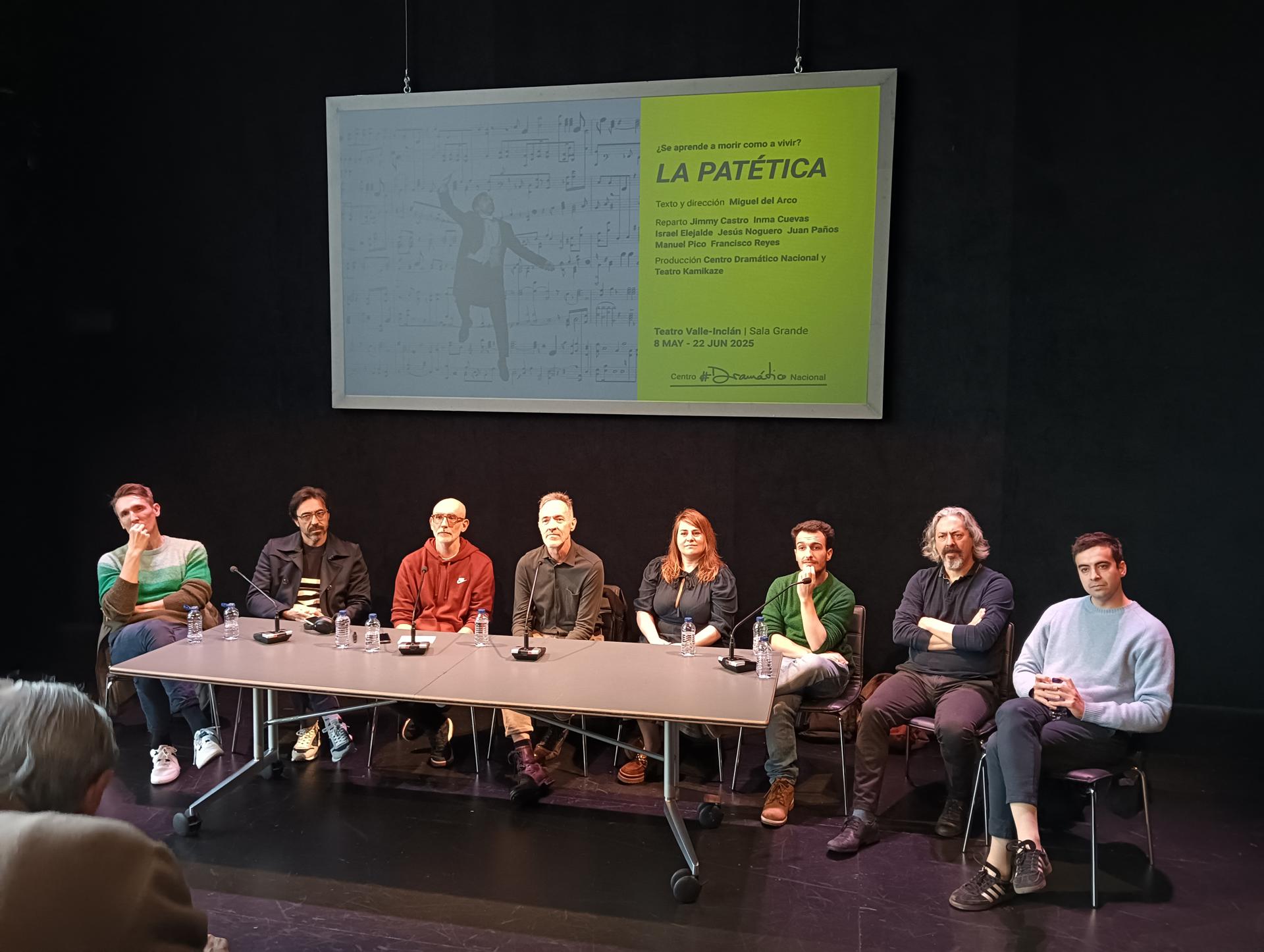 El equipo de 'La patética'. MIguel del Arco 4 desde la Izd. a su lado a la dcha Alfredo Sanzol, director el CDN, y el resto del elenco. EFE/Inma Tapia