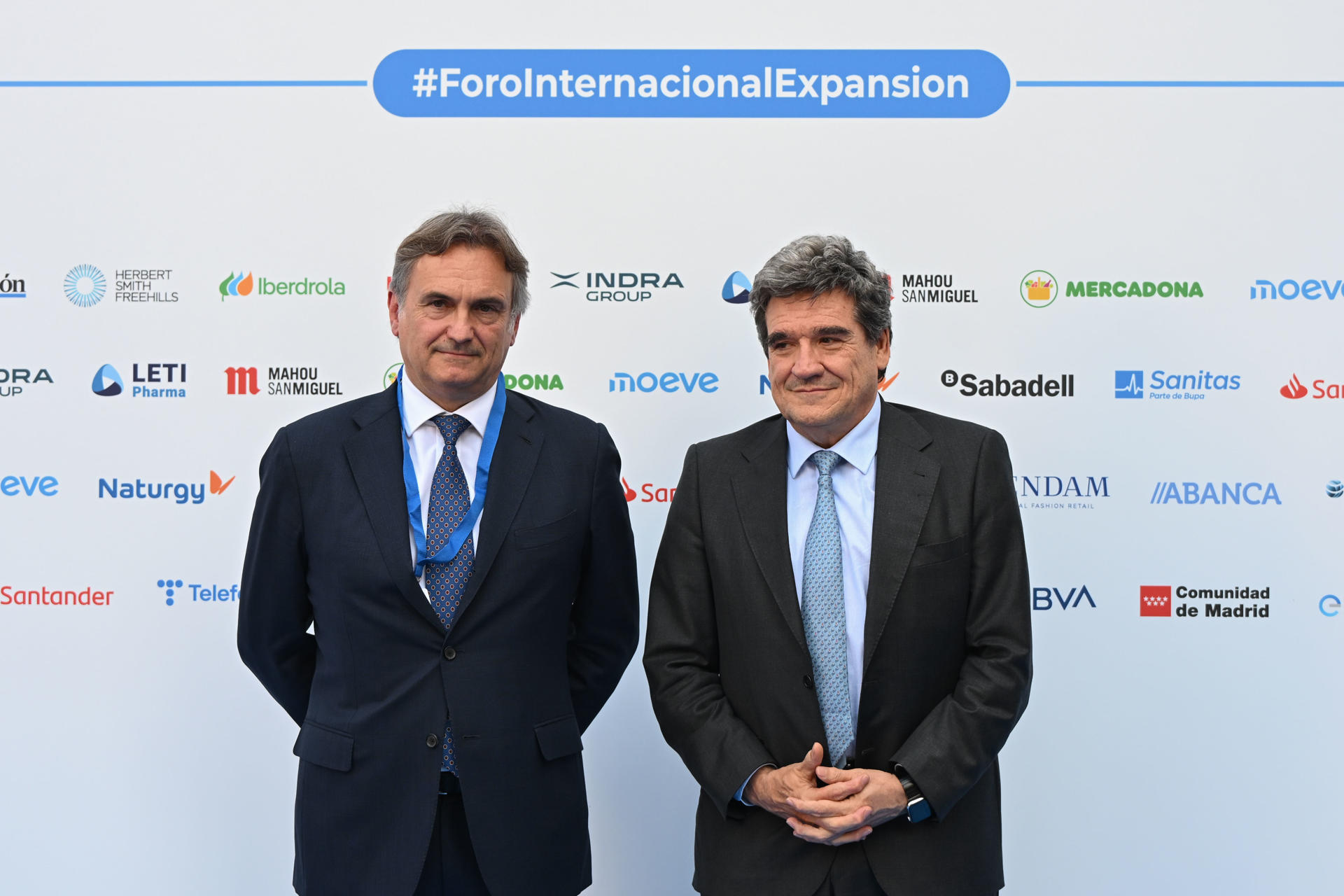 El presidente del Banco de España, José Luis Escrivá (d), participa en el foro organizado por el diario Expansión para analizar la compleja situación global derivada de la política arancelaria impulsada por la Casa Blanca y los conflictos bélicos en Ucrania y Gaza, entre otros factores, este miércoles en Alcalá de Henares (Madrid). EFE/Fernando Villar
