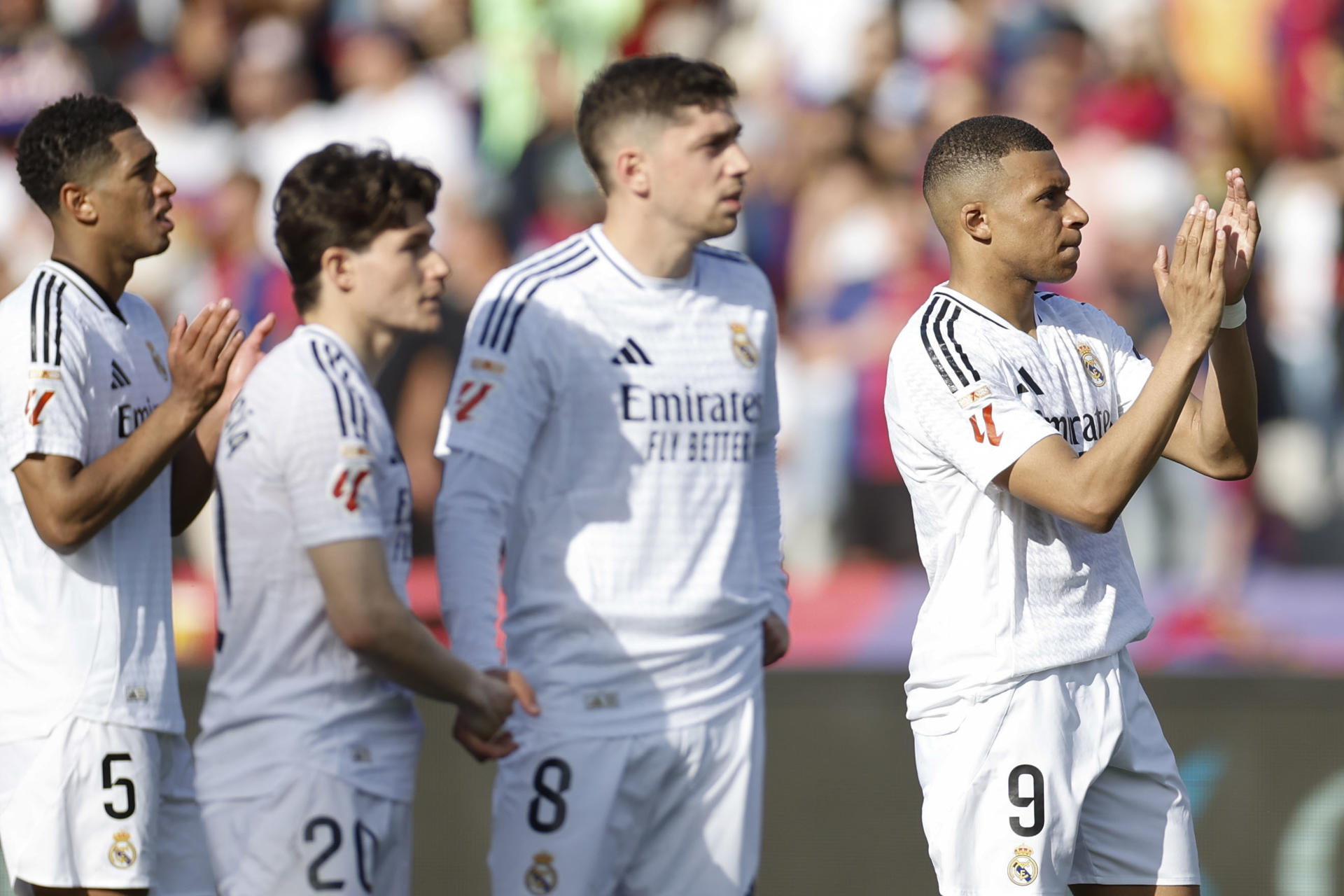 Los jugadores del Real Madrid se despiden tras el partido de la jornada 35 de LaLiga EA Sports entre el Barcelona y el Real Madrid, este domingo en el Estadi Olímpic Lluís Companys.-EFE/ Alberto Estévez