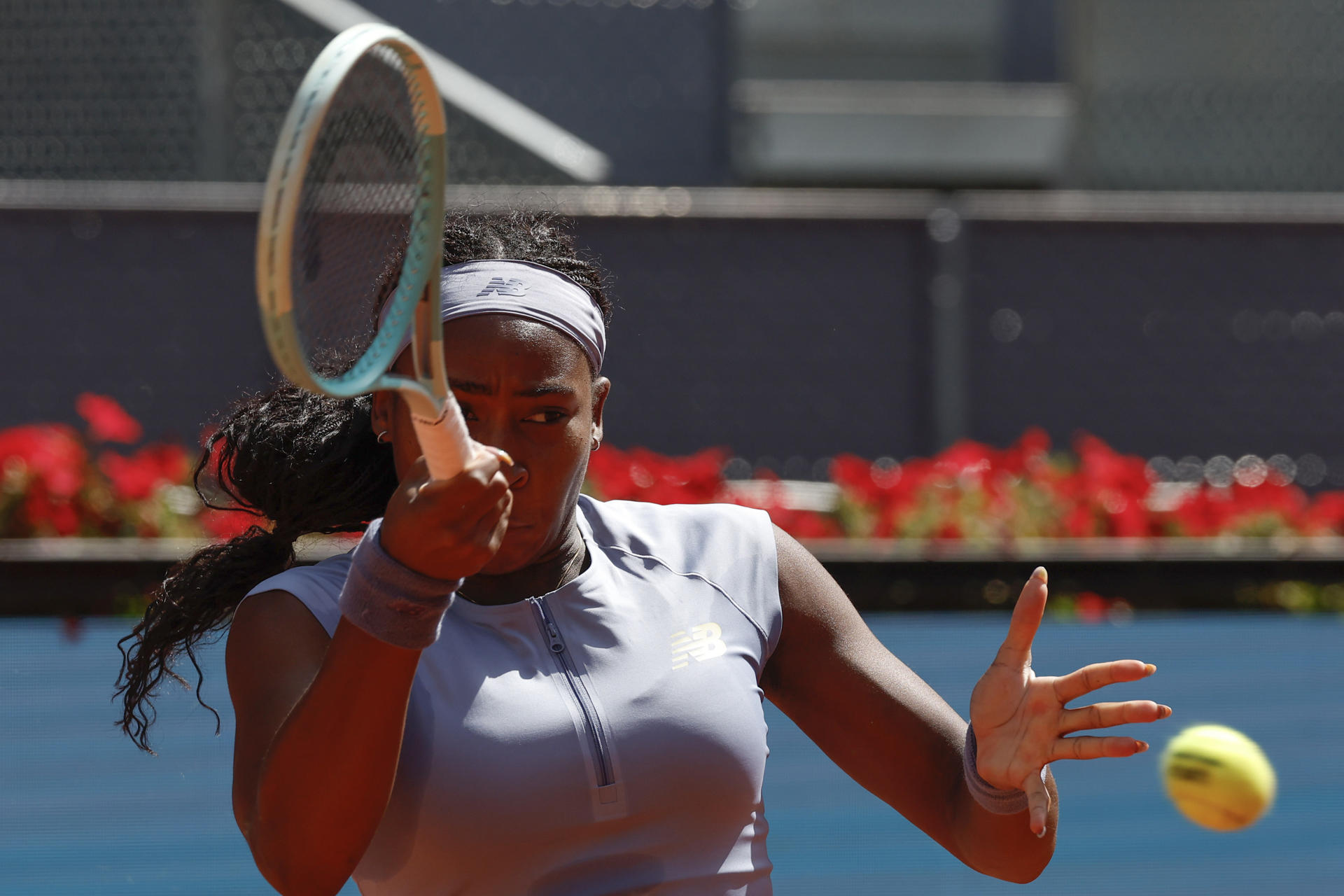 La tenista estadounidense Cori Dionne "Coco" Gauff, en acción contra la polaca Iga Swiatek durante el partido de semifinales del Mutua Madrid Open que disputaron en las instalaciones de la Caja Mágica en Madrid. EFE/ Chema Moya
