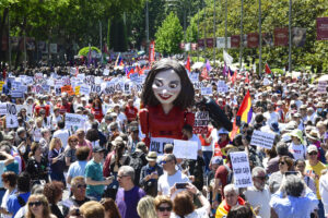 Manifestación que el colectivo 'Vecinas y vecinos de los barrios y pueblos de Madrid' ha convocado este domingo bajo el lema 'Salvemos nuestra sanidad pública', para defender una sanidad 100 % pública y para protestar contra los recortes. EFE/ Víctor Lerena