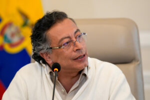 Fotografía cedida por la Presidencia de Colombia que muestra al mandatario Gustavo Petro al intervenir durante una reunión con su gabinete, el pasado 27 de mayo, en Bogotá (Colombia). EFE/Presidencia de Colombia