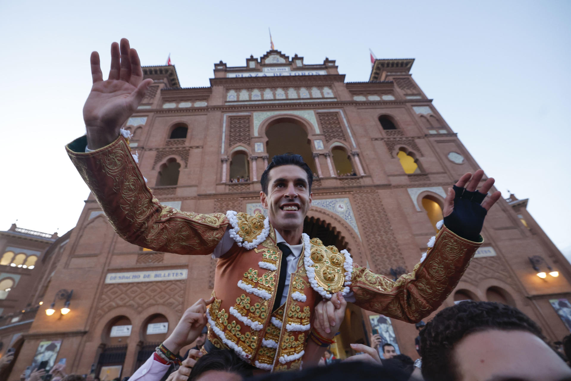 El diestro Alejandro Talavante sale a hombros a la finalización de la corrida de la Feria de San Isidro, con reses de Victoriano del Río y Cortés, este viernes en la Plaza de Toros de Las Ventas, en Madrid. EFE/Juanjo Martín