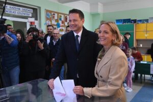 El alcalde de Varsovia y candidato de Coalición Cívica (KO) a las elecciones presidenciales polacas, Rafal Trzaskowski, y su esposa, Malgorzata Trzaskowska, votan en un colegio electoral durante las elecciones presidenciales de Polonia en Varsovia, el 18 de mayo de 2025. EFE/EPA/Piotr Nowak POLAND OUT