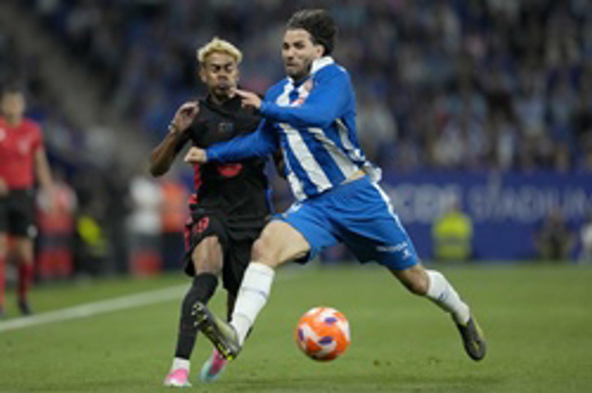 Leandro Cabrera y Lamine Yamal, en la acción que supuso la expulsión del futbolista del Espanyol. EFE/Enric Fontcuberta