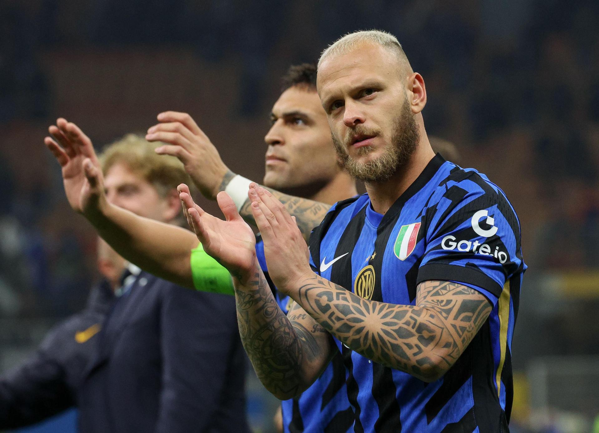 El defensa del FC Inter de Milán, Federico Dimarco (d), y el delantero del FC Inter de Milán, Lautaro Martínez (c), saludan a sus aficionados tras el partido de vuelta de las semifinales de la UEFA Champions League entre el Inter de Milán y el FC Barcelona, ​​en Milán. EFE/EPA/Roberto Bregani