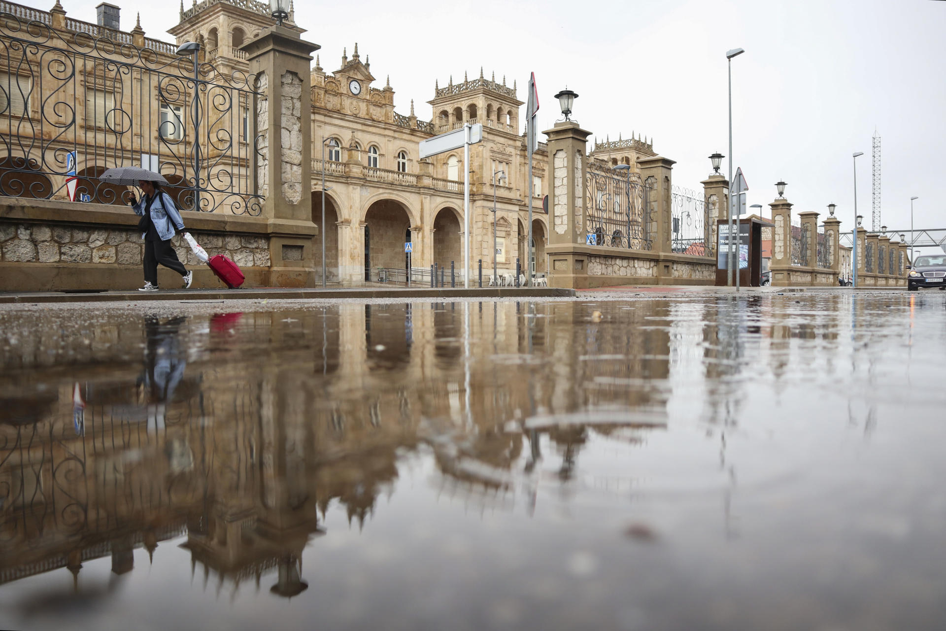 Una fuerte tromba de agua ha caído este mediodía en Zamora, provocando numerosos incidentes en la ciudad. Las precipitaciones concentradas en apenas una hora, dejan balsas de agua que dificultan la circulación de peatones y vehículos.EFE/Mariam A. Montesinos