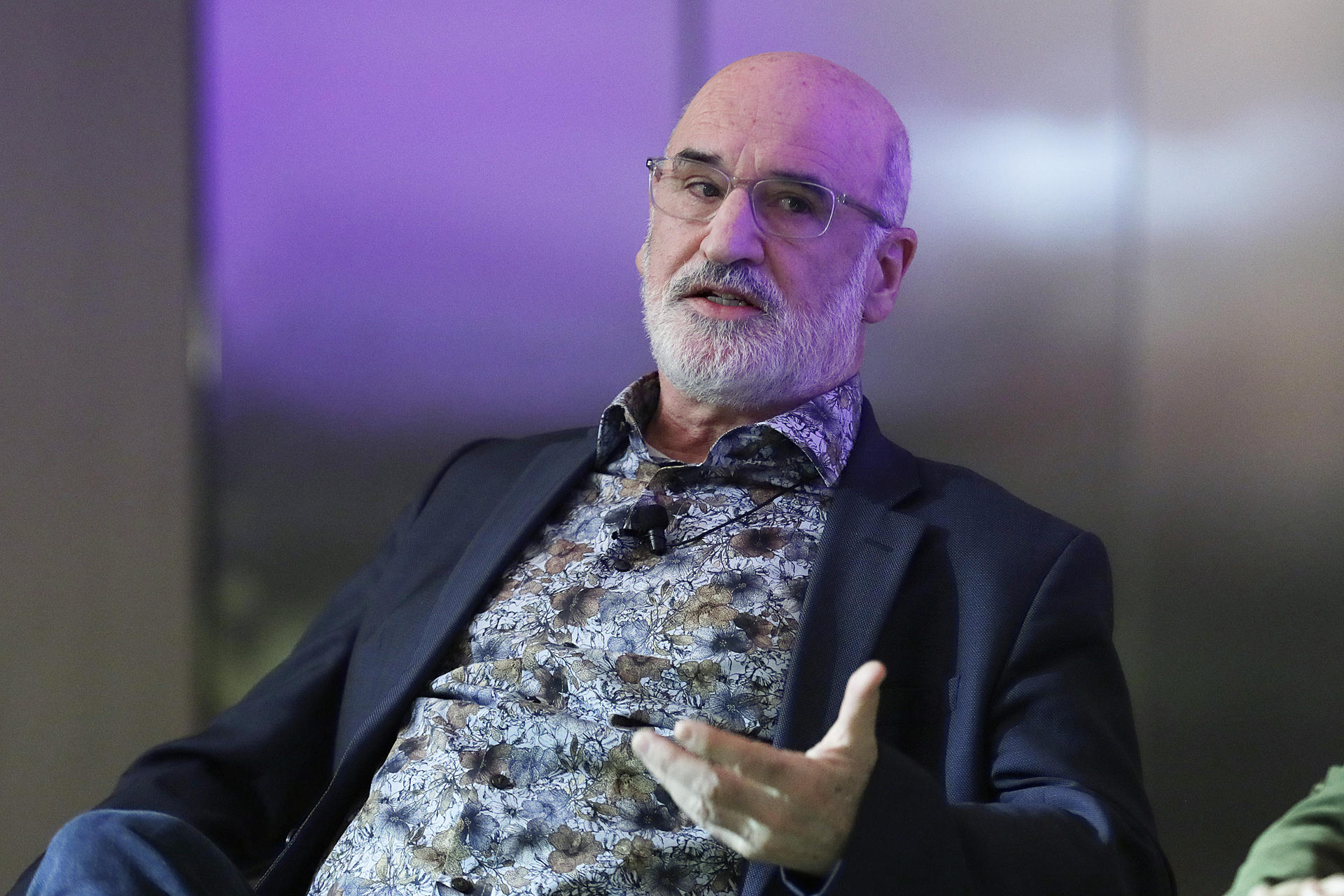 El escritor español Fernando Aramburu habla este viernes durante la charla: 'El pasado que explica nuestro presente' en la XXXVII Feria Internacional del Libro de Bogotá en Bogotá (Colombia). EFE/ Carlos Ortega