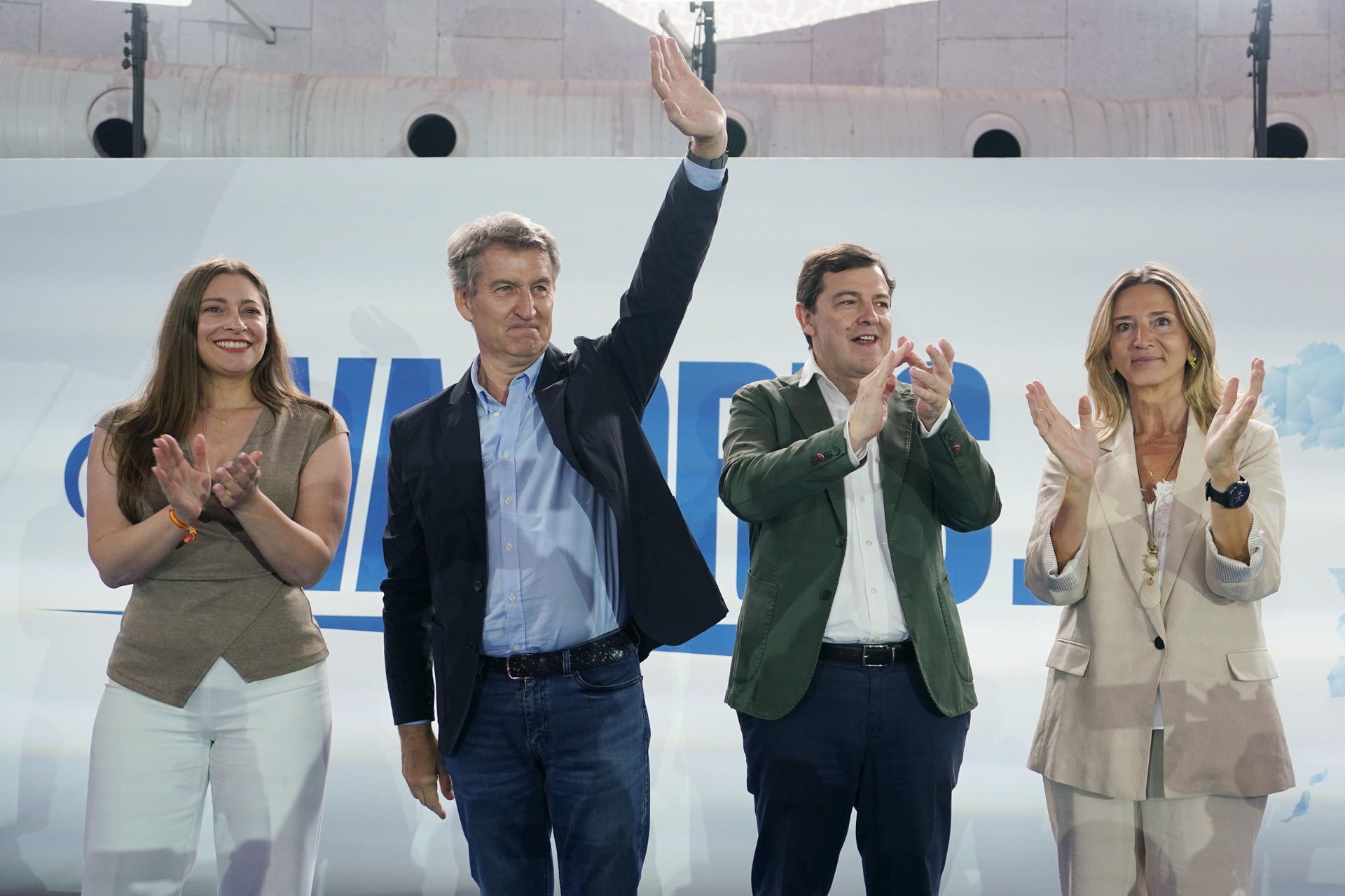 El presidente del PP, Alberto Núñez Feijóo (2i), abre este viernes en Valladolid la campaña interna para su reelección como máximo dirigente del PP en el Congreso que se celebrará en Madrid del 4 al 6 de julio. EFE/Nacho Gallego