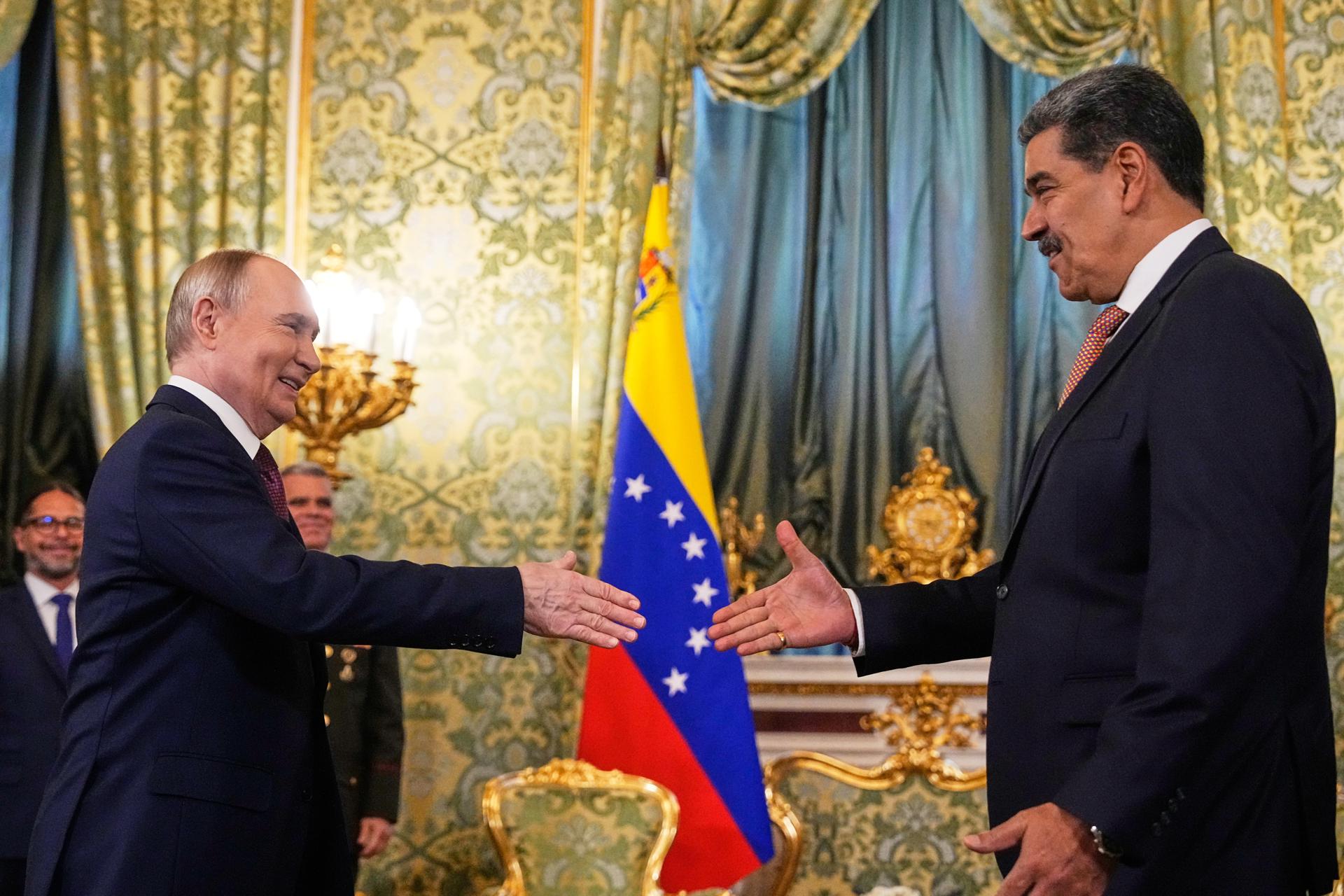 El presidente ruso, Vladímir Putin (I), estrecha la mano del presidente venezolano, Nicolás Maduro, durante su reunión en el Kremlin de Moscú, Rusia, el 07 de mayo de 2025. Rusia conmemorará el 80 aniversario de la victoria en la Segunda Guerra Mundial sobre la Alemania nazi y sus aliados el 09 de mayo. (Alemania, Rusia, Moscú) EFE/EPA/ALEXANDER ZEMLIANICHENKO / POOL