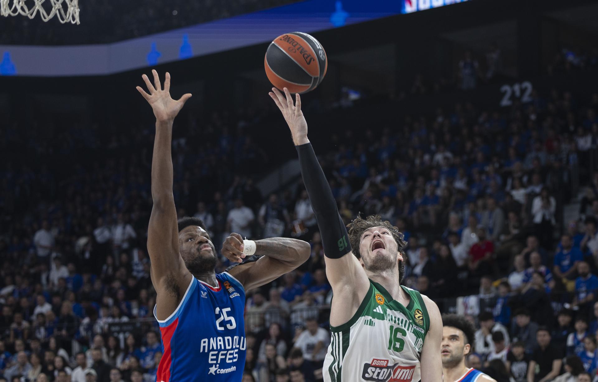 Cedi Osman entra a canasta ante Dan Oturu. EFE/EPA/TOLGA BOZOGLU