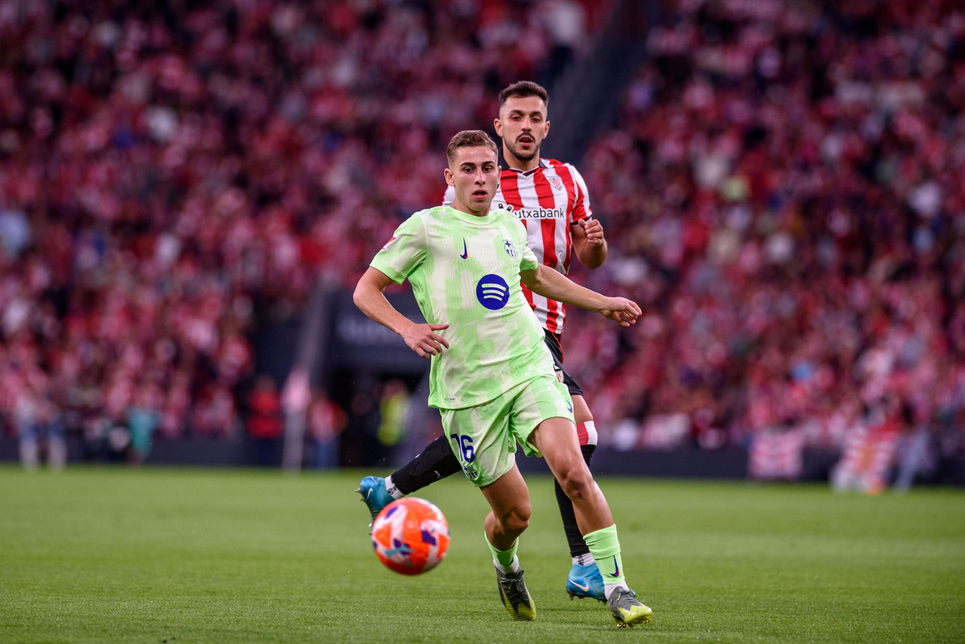 - El centrocampista del Barcelona Fermín López (i) juega un balón ante Aitor Paredes, del Athletic, durante el partido de la última jornada de LaLiga de fútbol que Athletic Club y FC Barcelona disputan este domingo en el estadio de San Mamés. EFE/Javier Zorrilla