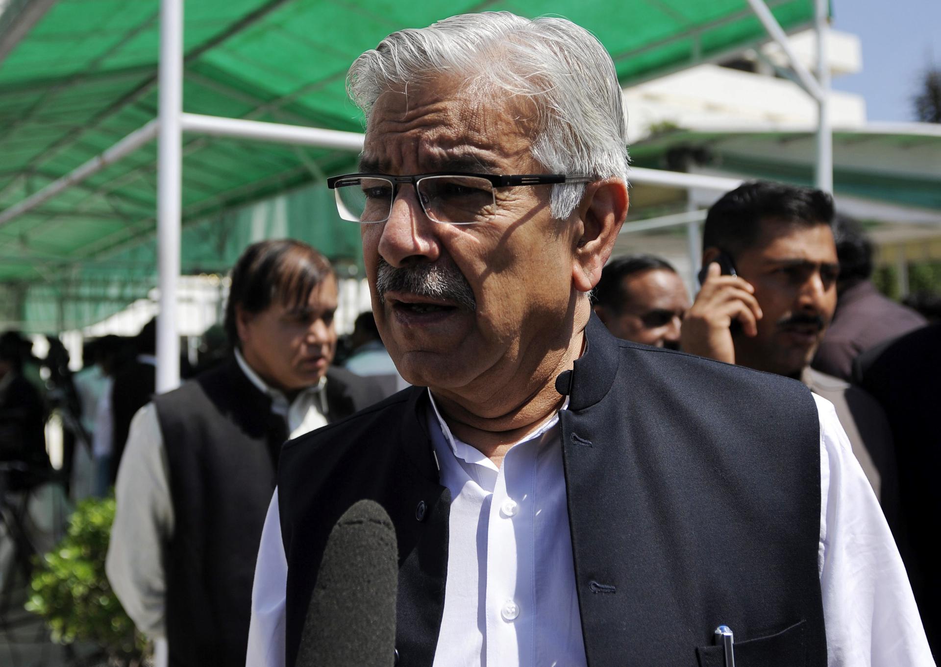 Foto de archivo del ministro de Defensa paquistaní, Khawaja Asif (c). EFE/T Mughal