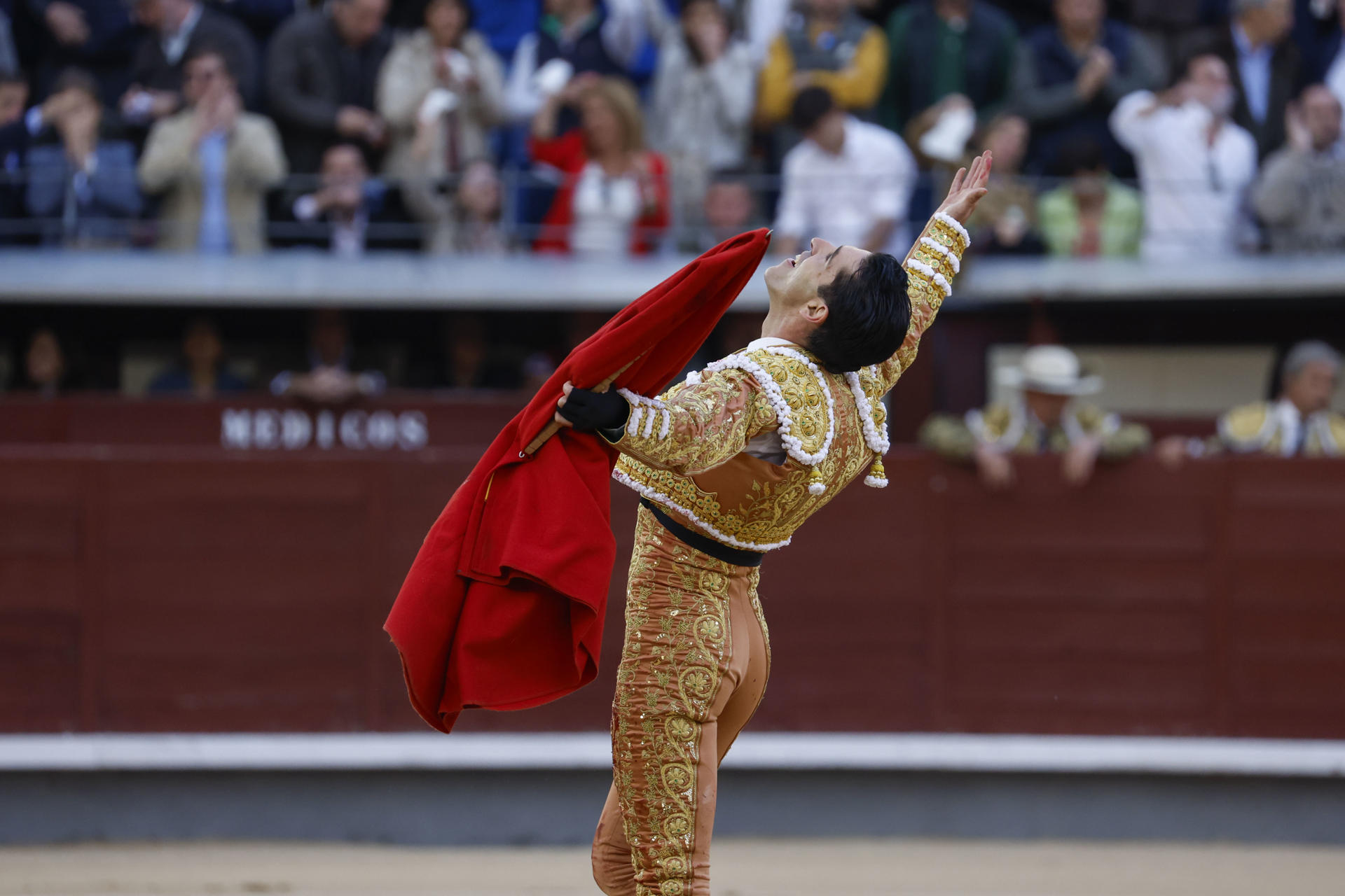 El diestro Alejandro Talavante durante la corrida de la Feria de San Isidro, con reses de Victoriano del Río y Cortés, este viernes en la Plaza de Toros de Las Ventas, en Madrid. EFE/ Juanjo Martín