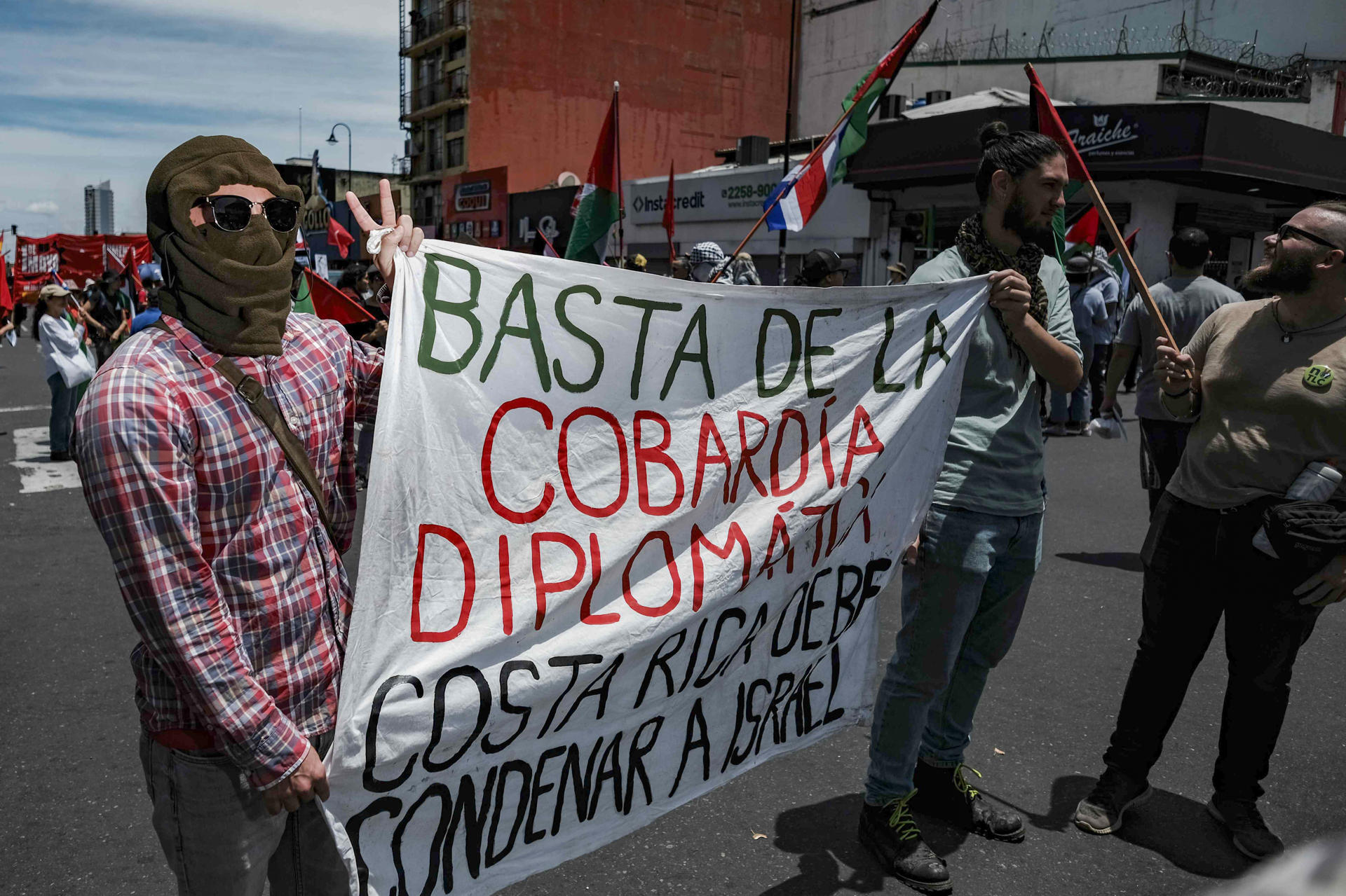 Manifestantes marchan durante la conmemoración del Día Internacional del Trabajo este jueves, en San José (Costa Rica). EFE/ Jeffrey Arguedas