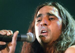 Hace 30 años murió el cantante y compositor Antonio Flores. En la imagen, durante su último concierto en directo, en Pamplona el 26 de mayo. EFE/JESUS DIGES/Archivo