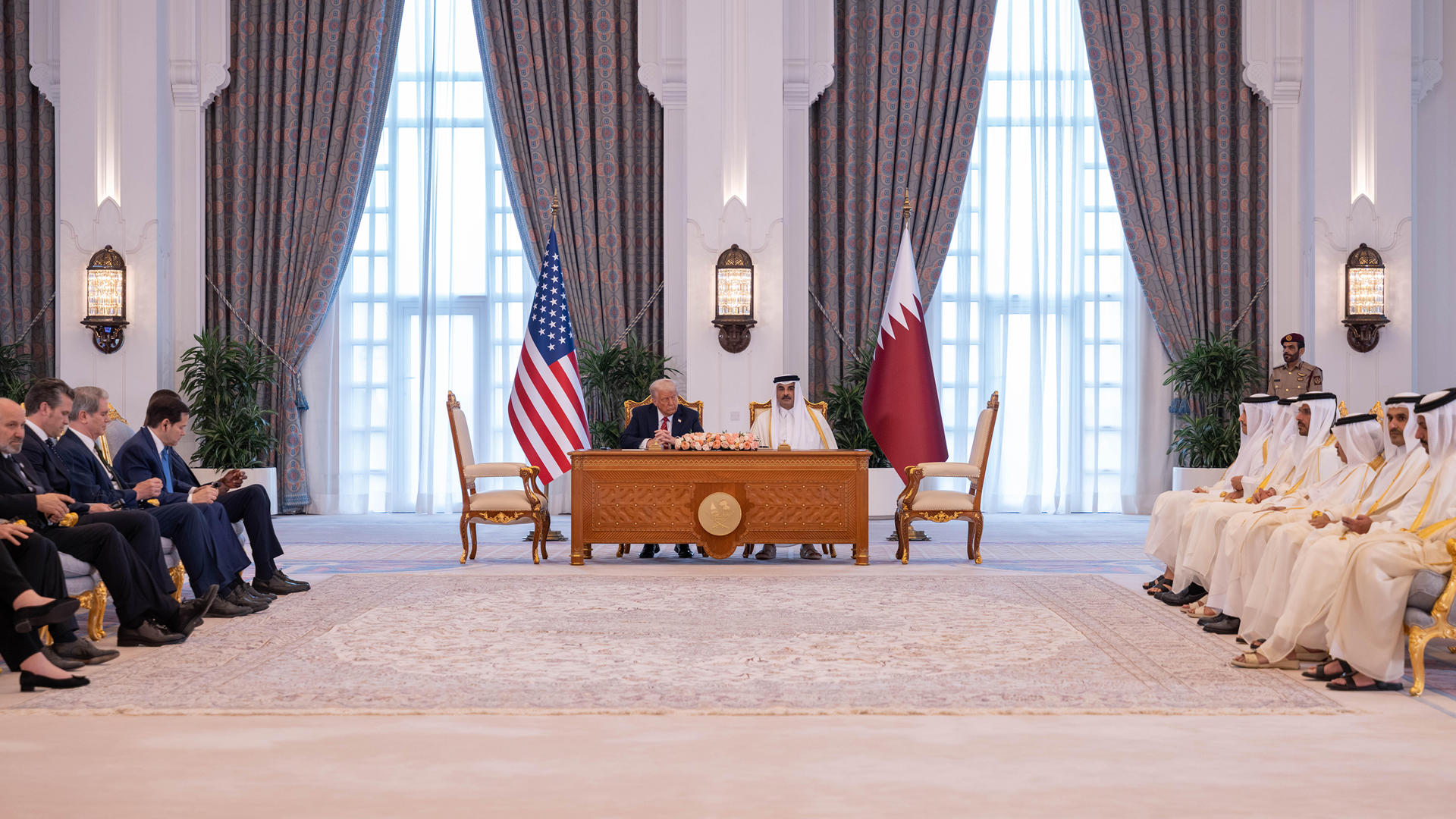 Fotografía divulgada por el Gabinete Principesco de Catar (Amiri Diwan) donde aparece el emir catarí, Tamim bin Hamad Al Thani (c-d), y el presidente estadounidense, Donald Trump (c-i). EFE/Amiri Diwan
