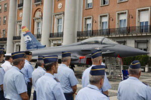 Airbus ha presentado la maqueta a escala real del caza Eurofighter que va a exhibir en Madrid, este lunes en el Cuartel General del Ejército del Aire y del Espacio. EFE/ Sergio Perez