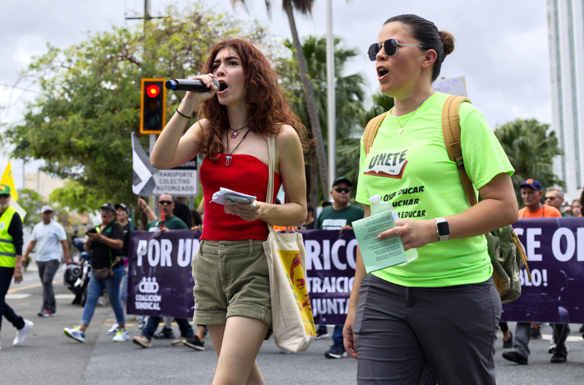Personas participan en la marcha del Primero de Mayo en conmemoración del Día Internacional de los Trabajadores este jueves, en San Juan (Puerto Rico). EFE/Thais Llorca