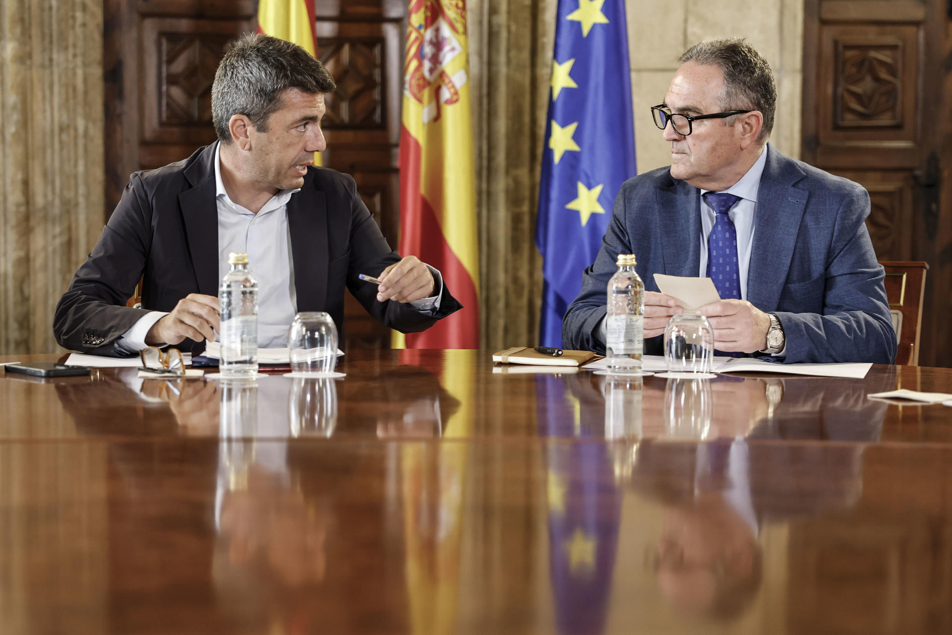 La Generalitat, la Diputación de Valencia y la Federación Valenciana de Municipios y Provincias presentan la Comisión Mixta "Endavant pels Municipis" con el objetivo de afrontar de forma "más ágil y coordinada" las tareas de recuperación de los municipios afectados por la dana del pasado 29 de octubre. En la imagen el president Mazón conversa con el vicepresidente segundo, Francisco Gan Pampols. EFE/Ana Escobar