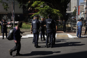 Agentes de la guardia municipal fueron captados este viernes, 16 de mayo, en una zona que fue evacuada de consumidores de crack, en el centro de São Paulo (Brasil). EFE/Isaac Fontana