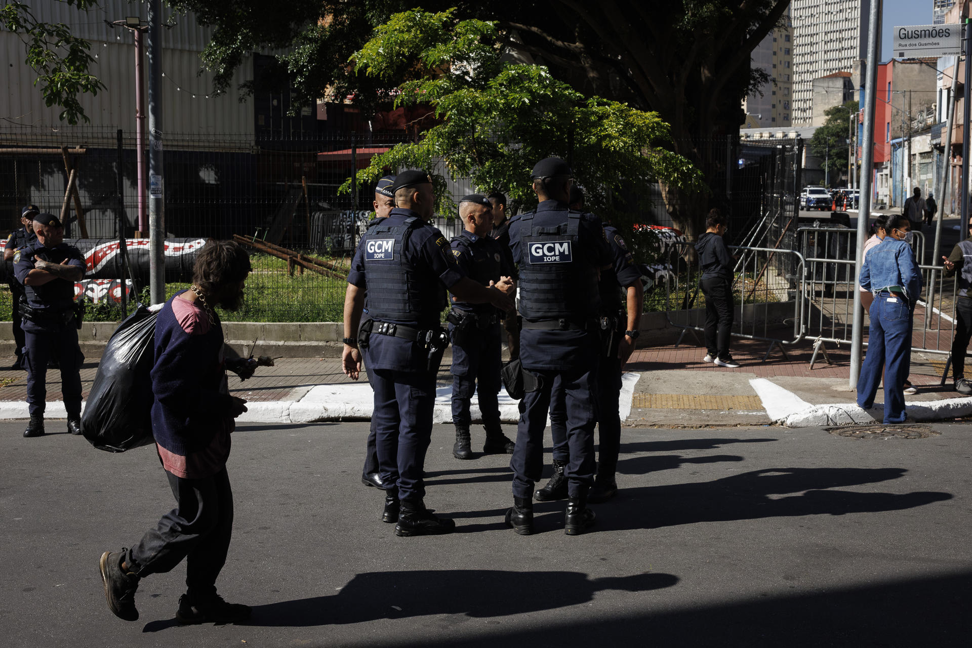 Agentes de la guardia municipal fueron captados este viernes, 16 de mayo, en una zona que fue evacuada de consumidores de crack, en el centro de São Paulo (Brasil). EFE/Isaac Fontana