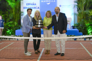 El capitán de la selección española Mapfre de tenis en Copa Davis, David Ferrer (izda); la consejera de Deportes de la Junta de Andalucía, Patricia del Pozo (2i); la alcaldesa de Marbella (Málaga), Ángeles Muñoz, y el presidente de la Federación Española de Tenis, Miguel Díaz, durante la presentación oficial de la eliminatoria de Copa Davis de tenis entre España y Dinamarca, este miércoles en el Palacio de Congresos de Marbella (Málaga). EFE/Juan Carlos Domínguez